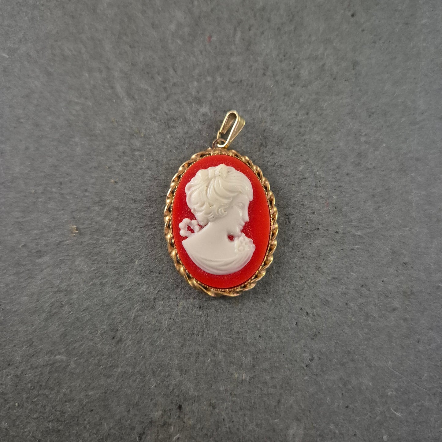 Klassischer Cameo Anhänger – Rot-Weiß mit Goldrahmen