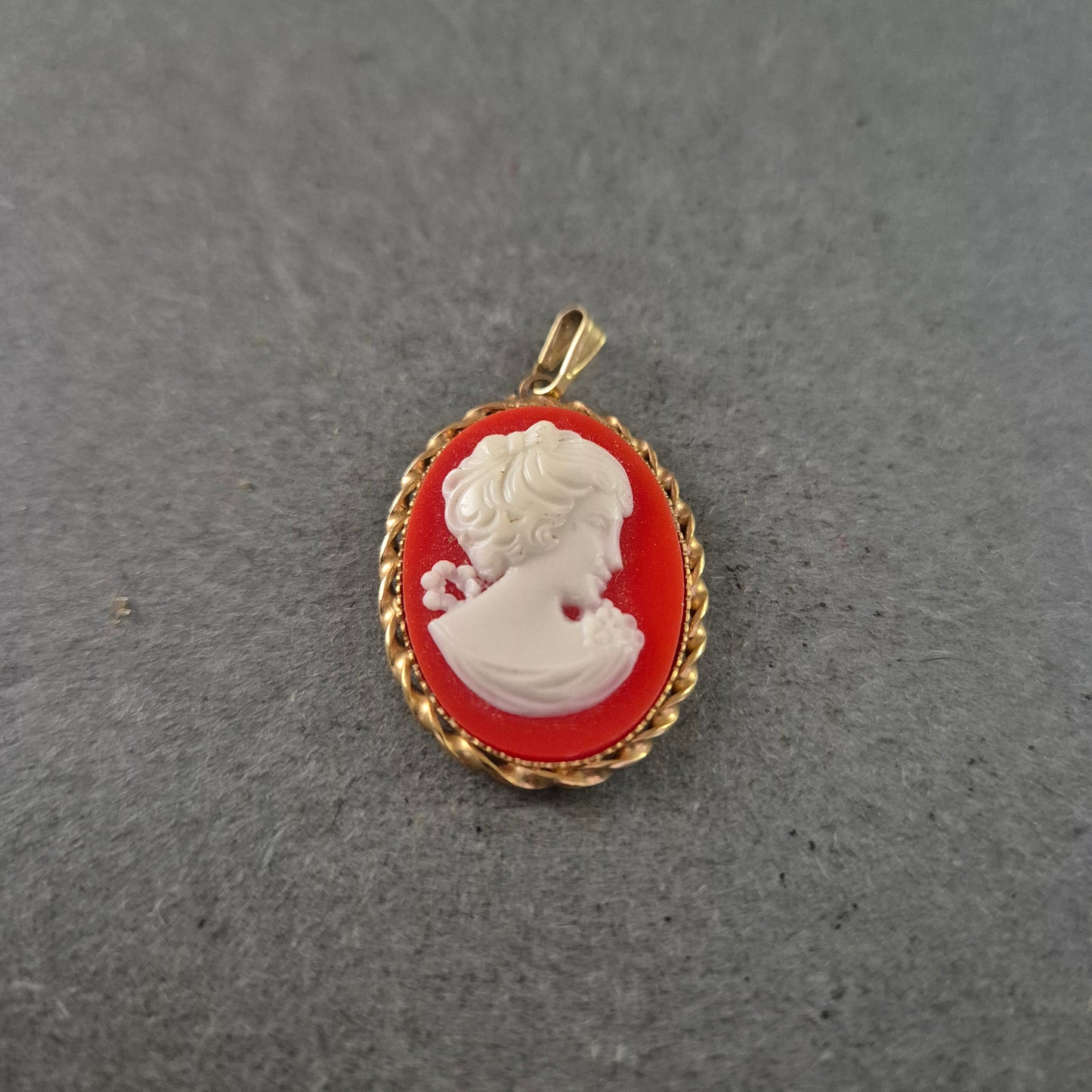 Klassischer Cameo Anhänger – Rot-Weiß mit Goldrahmen