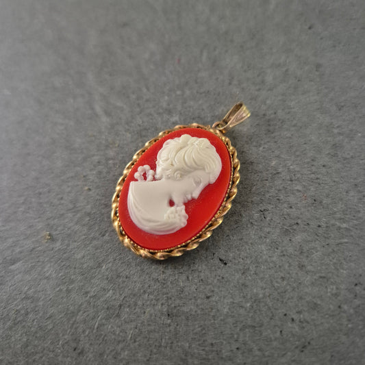 Klassischer Cameo Anhänger – Rot-Weiß mit Goldrahmen