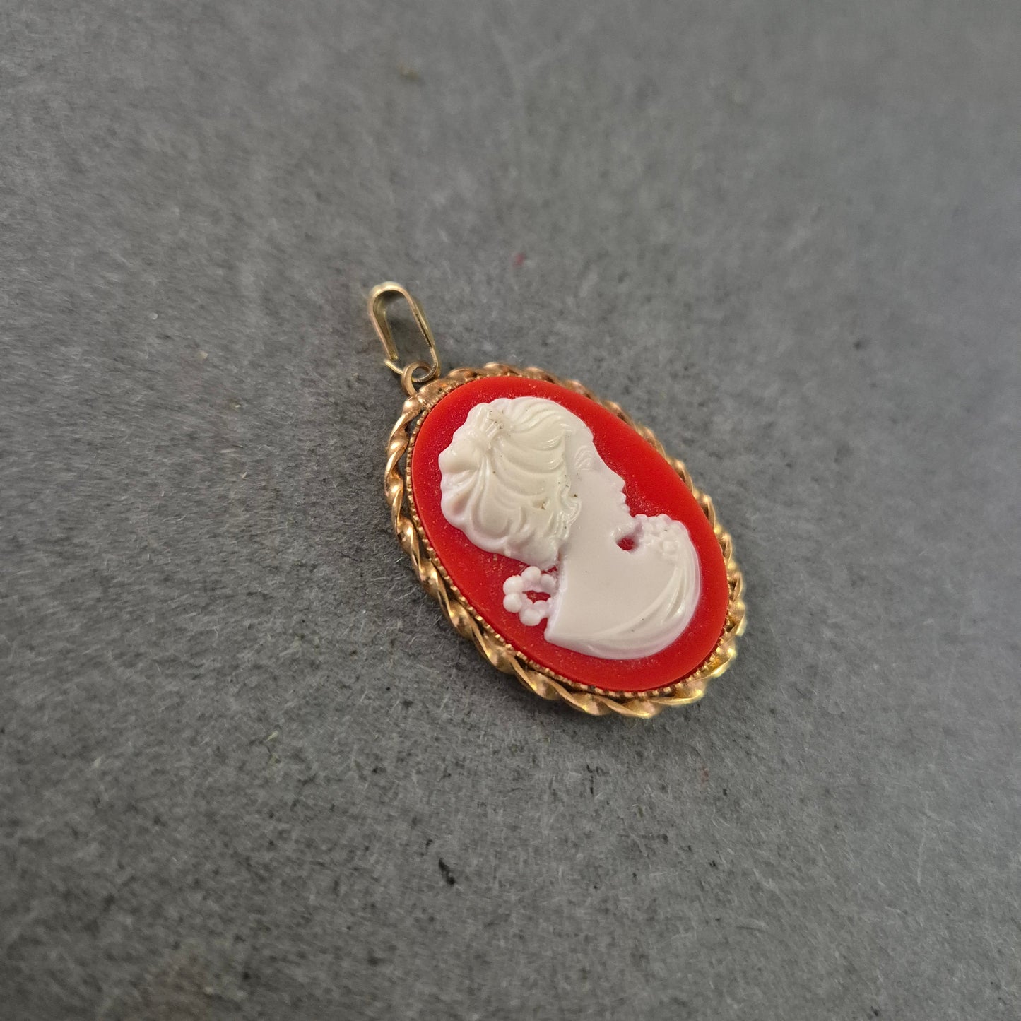 Klassischer Cameo Anhänger – Rot-Weiß mit Goldrahmen