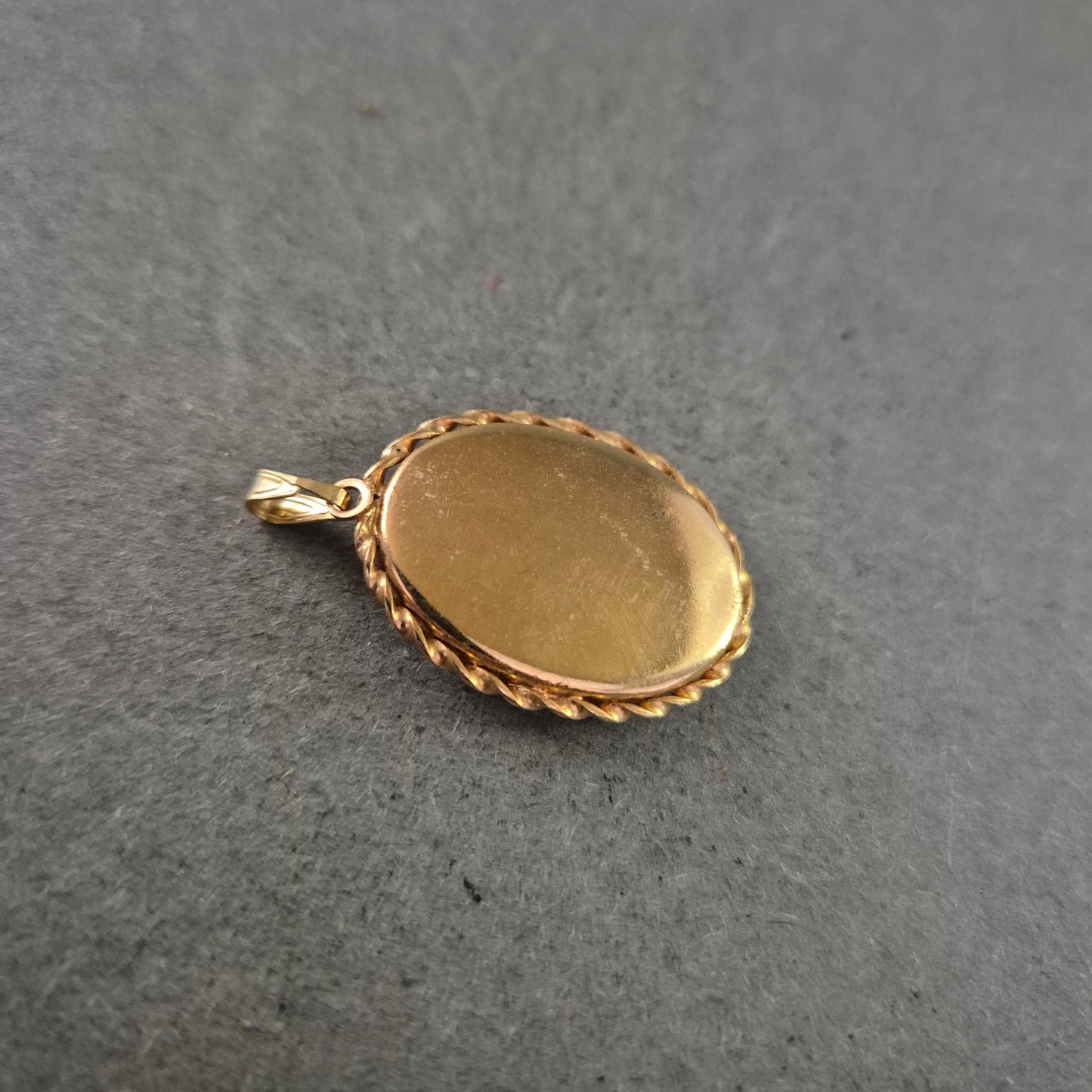 Klassischer Cameo Anhänger – Rot-Weiß mit Goldrahmen