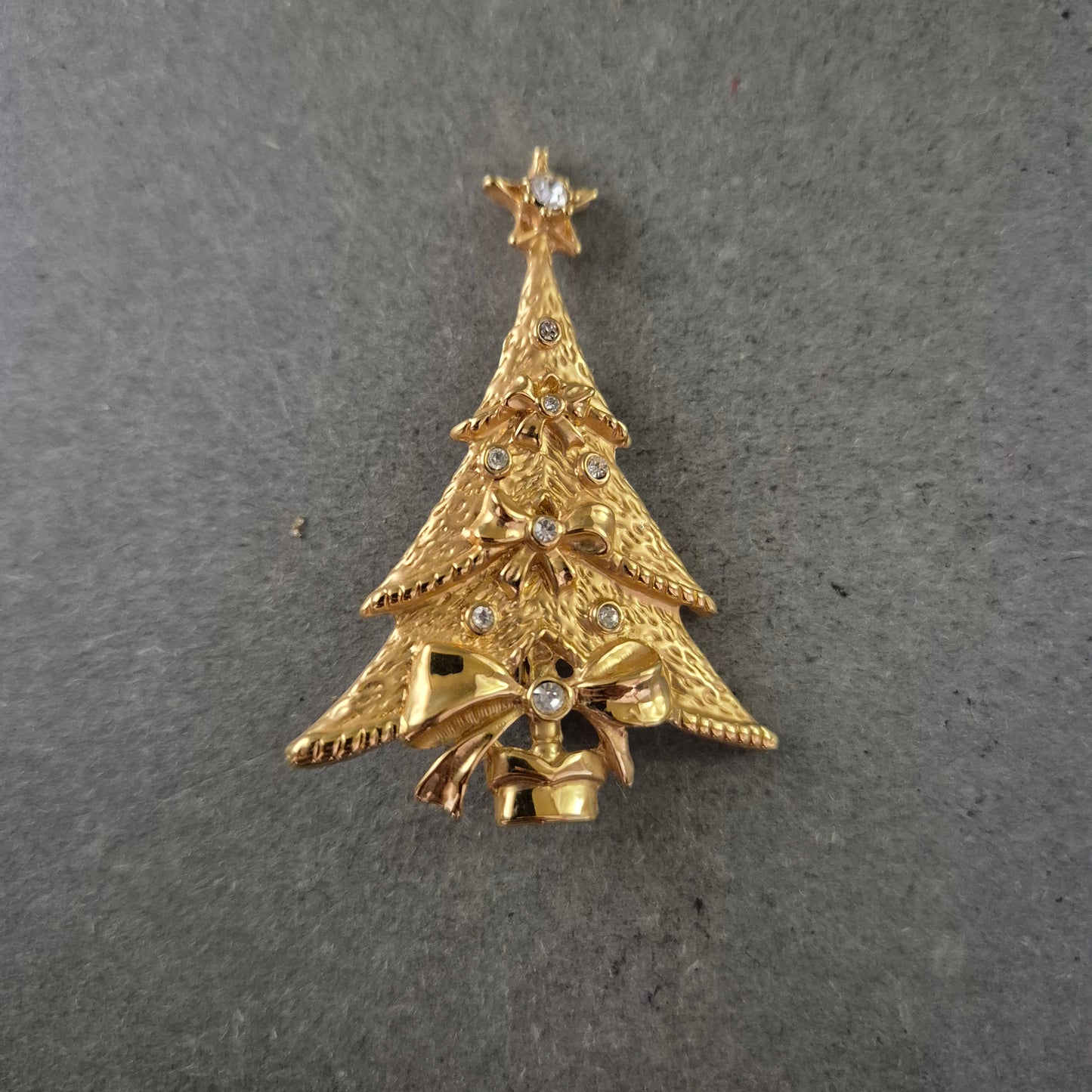 Goldene Weihnachtsbaum Brosche – Festlicher Glanz mit Strass
