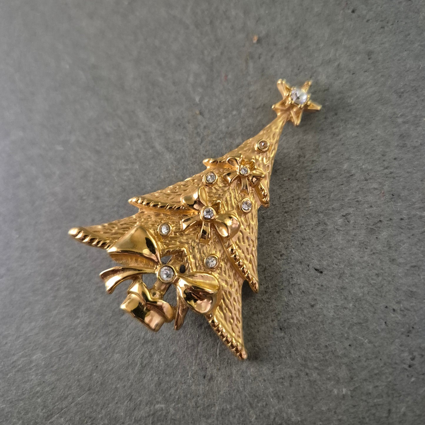 Goldene Weihnachtsbaum Brosche – Festlicher Glanz mit Strass