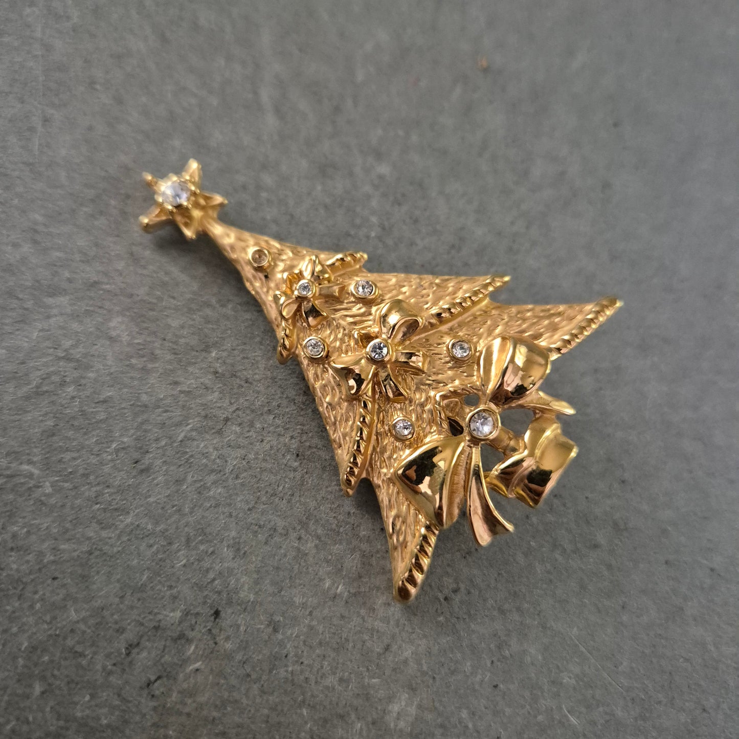 Goldene Weihnachtsbaum Brosche – Festlicher Glanz mit Strass