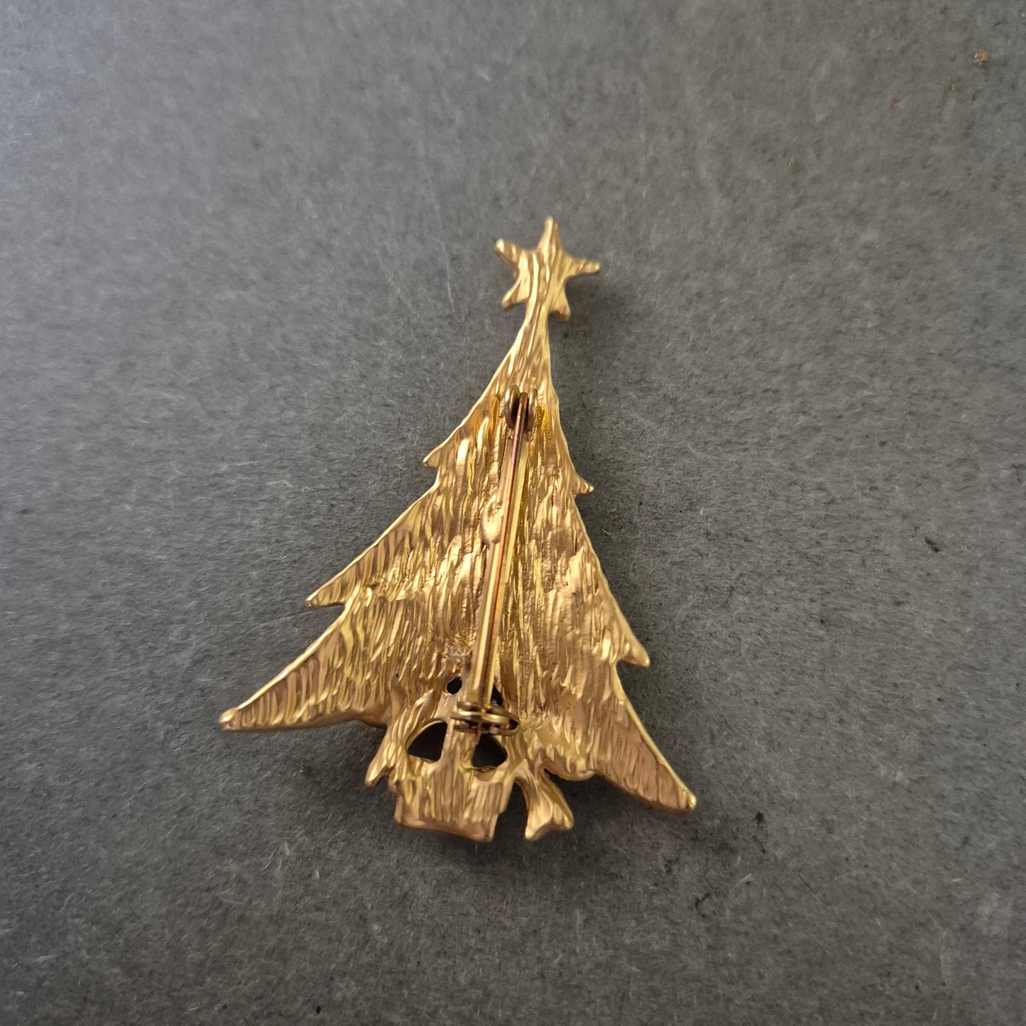 Goldene Weihnachtsbaum Brosche – Festlicher Glanz mit Strass