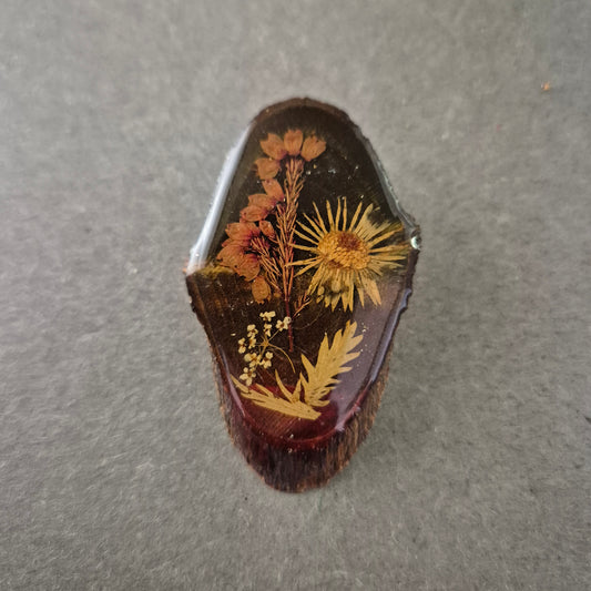 Natur Brosche – Echtholz mit Getrockneten Blüten im Kunstharz