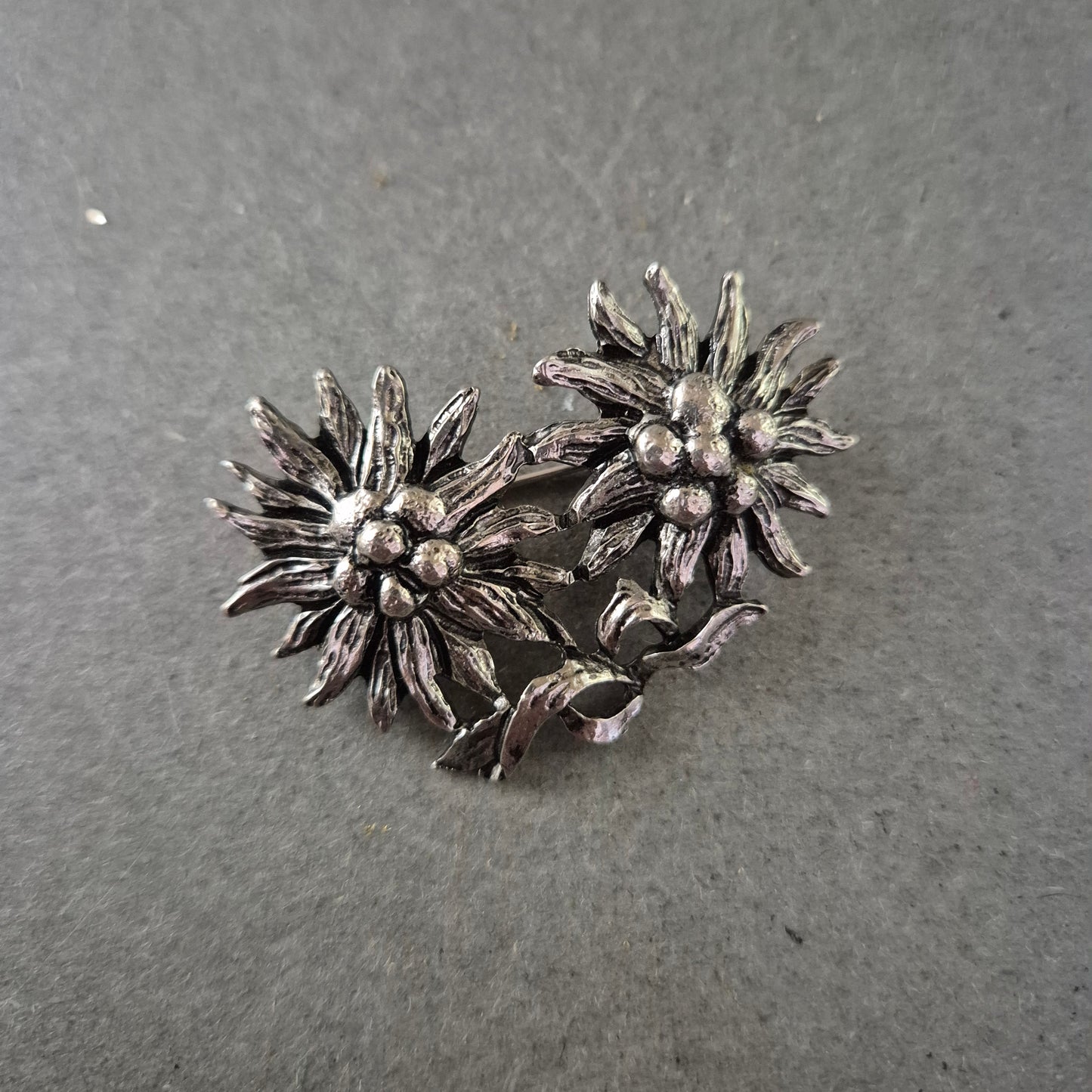 Edelweiss Brosche – Silberfarbenes Alpenblumen-Design