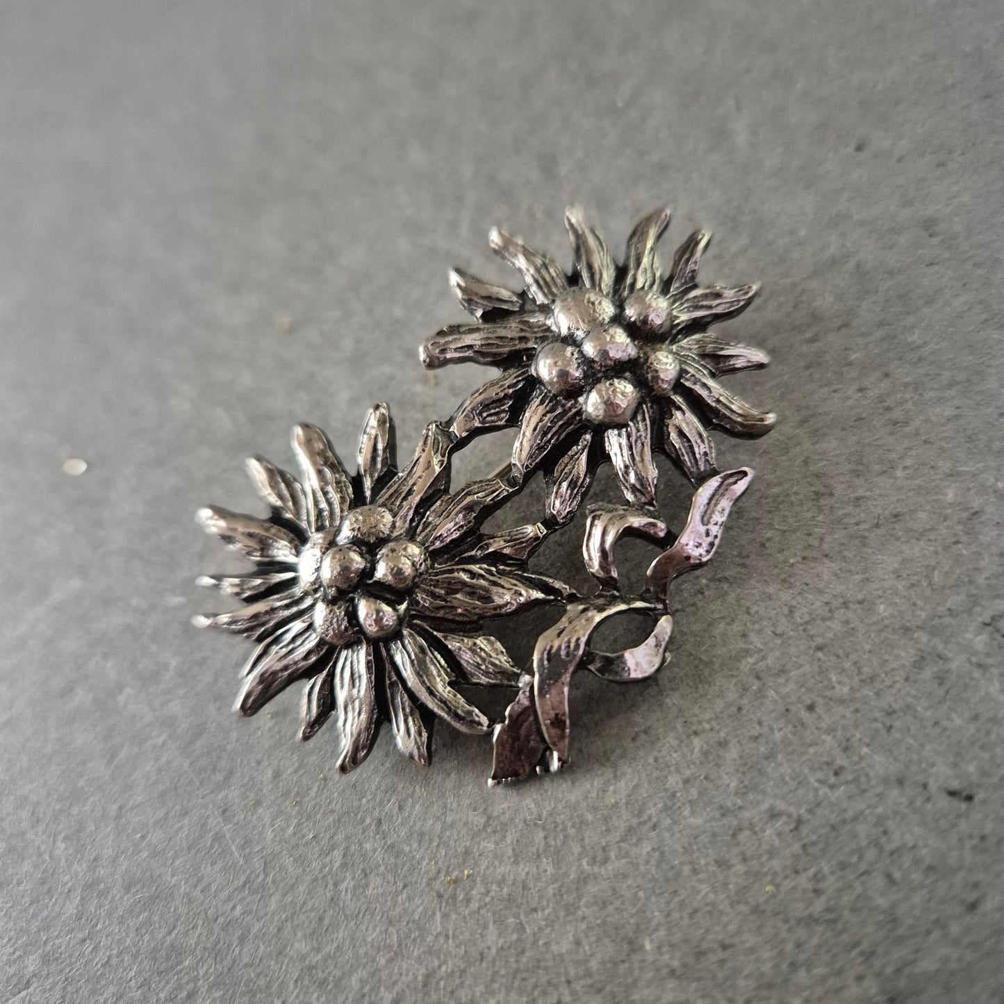 Edelweiss Brosche – Silberfarbenes Alpenblumen-Design