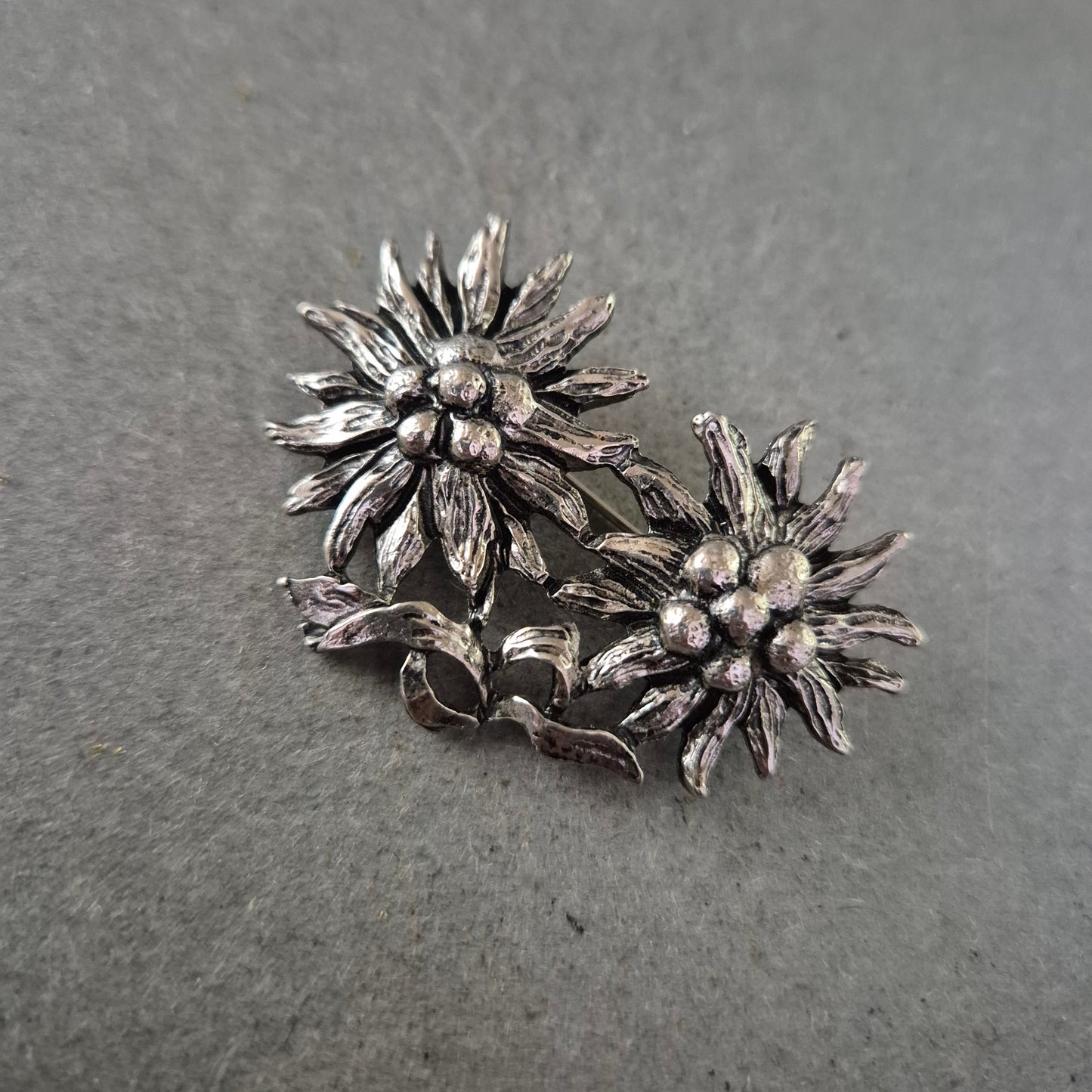 Edelweiss Brosche – Silberfarbenes Alpenblumen-Design