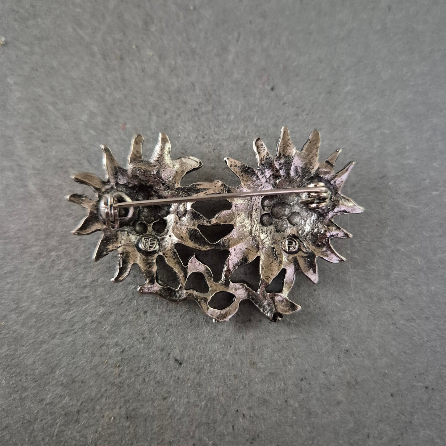 Edelweiss Brosche – Silberfarbenes Alpenblumen-Design