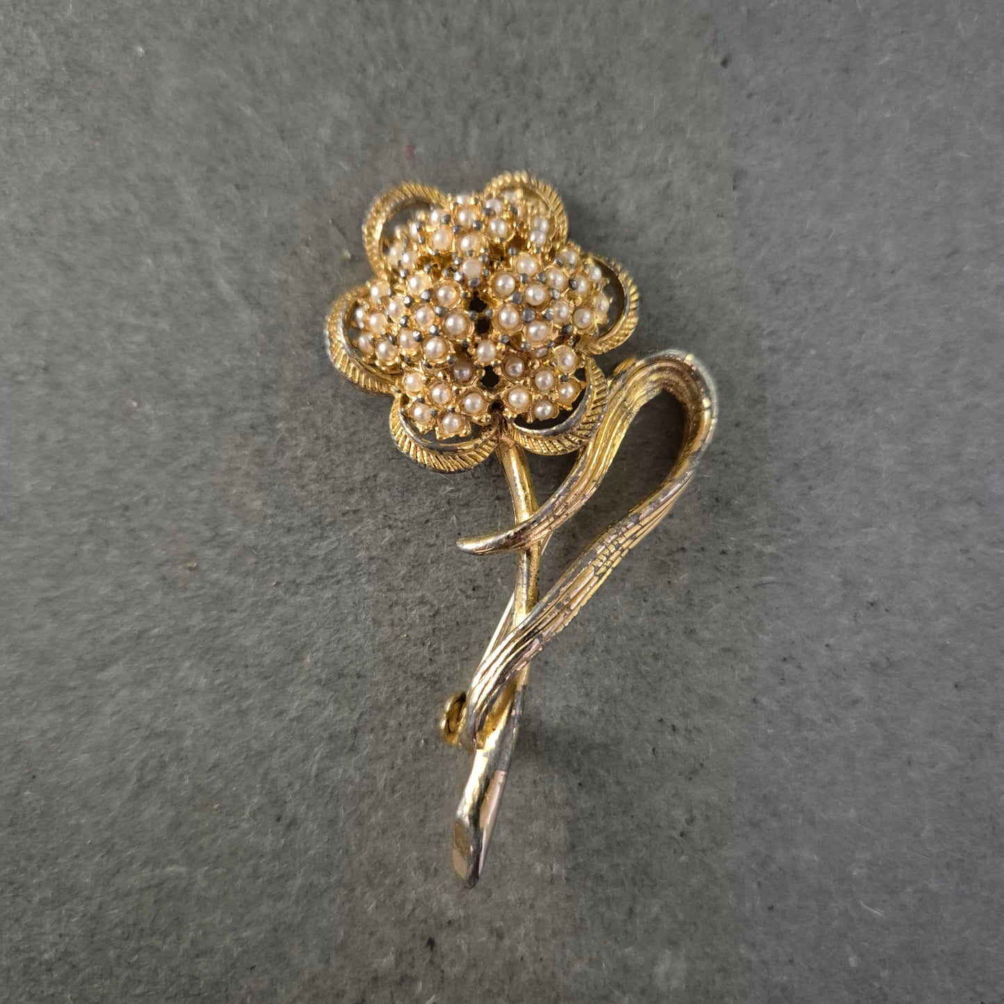 Elegante Vintage-Blumenbrosche – Vergoldet mit feinen Kunstperlen