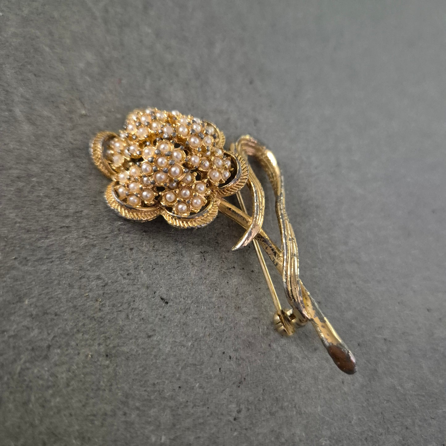 Elegante Vintage-Blumenbrosche – Vergoldet mit feinen Kunstperlen