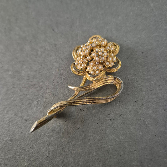 Elegante Vintage-Blumenbrosche – Vergoldet mit feinen Kunstperlen