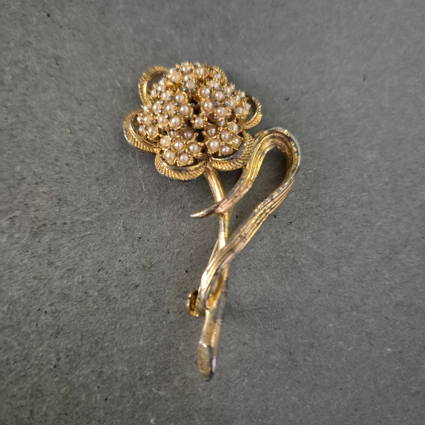 Elegante Vintage-Blumenbrosche – Vergoldet mit feinen Kunstperlen