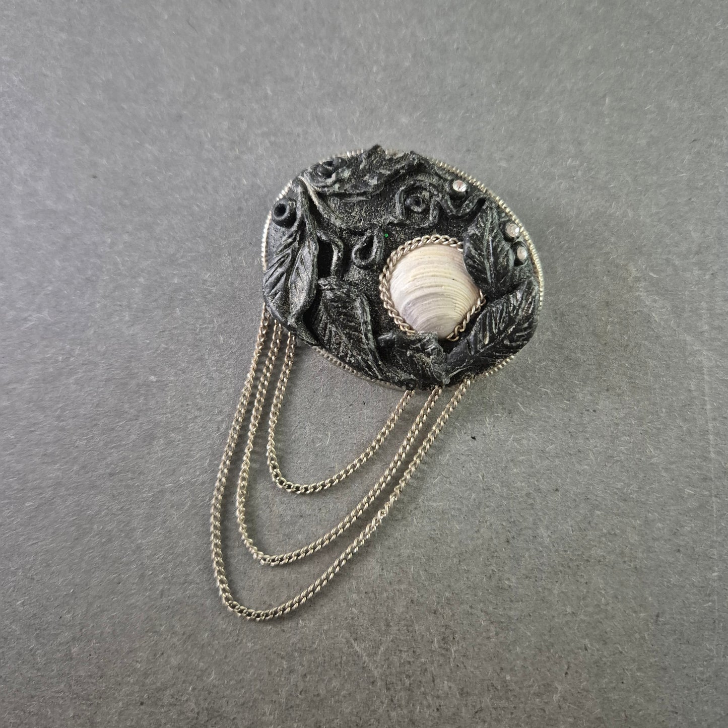 Vintage Brosche mit Muschel und Ketten – Natur trifft auf Antik-Design