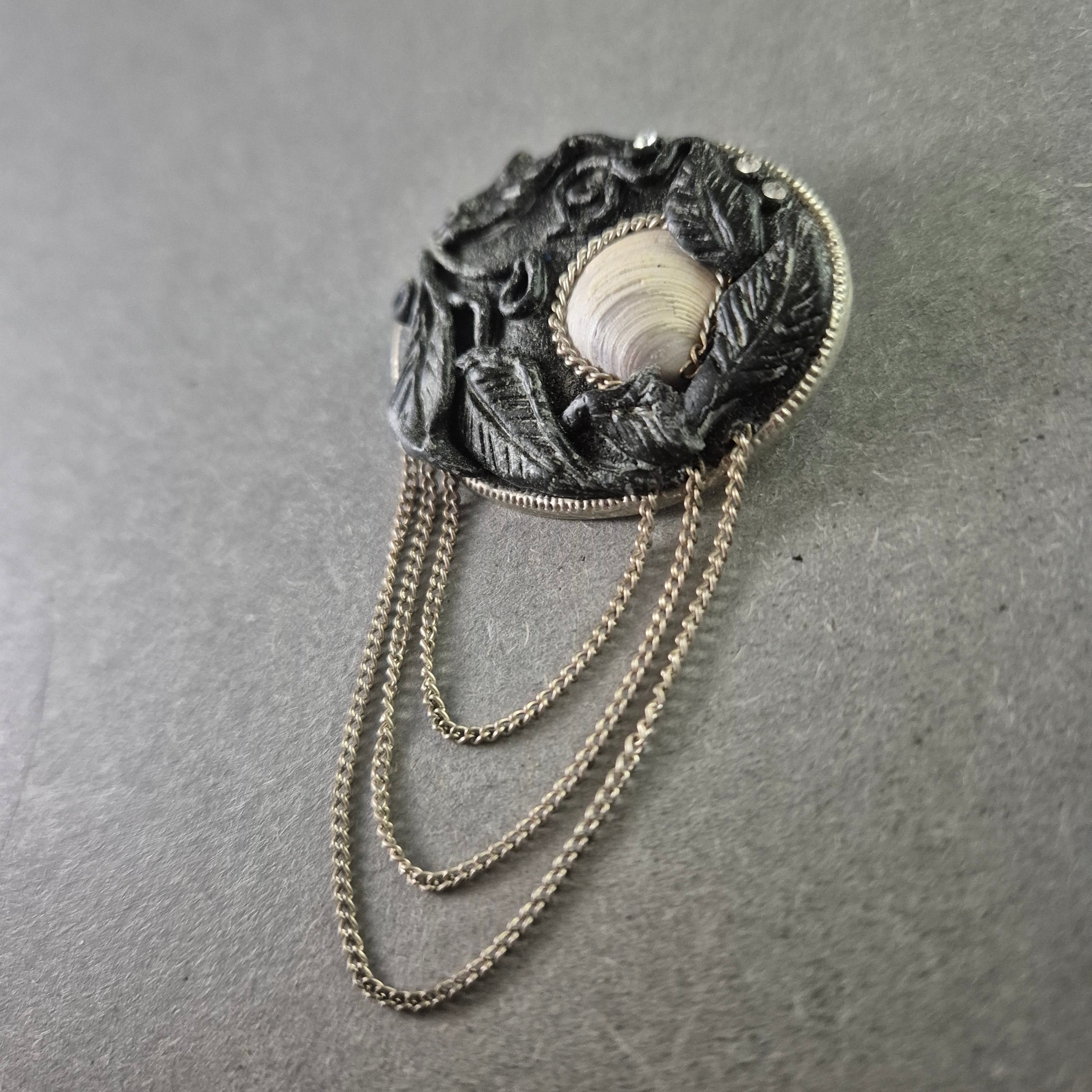 Vintage Brosche mit Muschel und Ketten – Natur trifft auf Antik-Design ...
