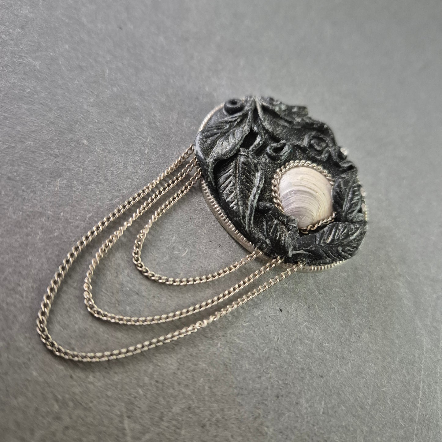 Vintage Brosche mit Muschel und Ketten – Natur trifft auf Antik-Design
