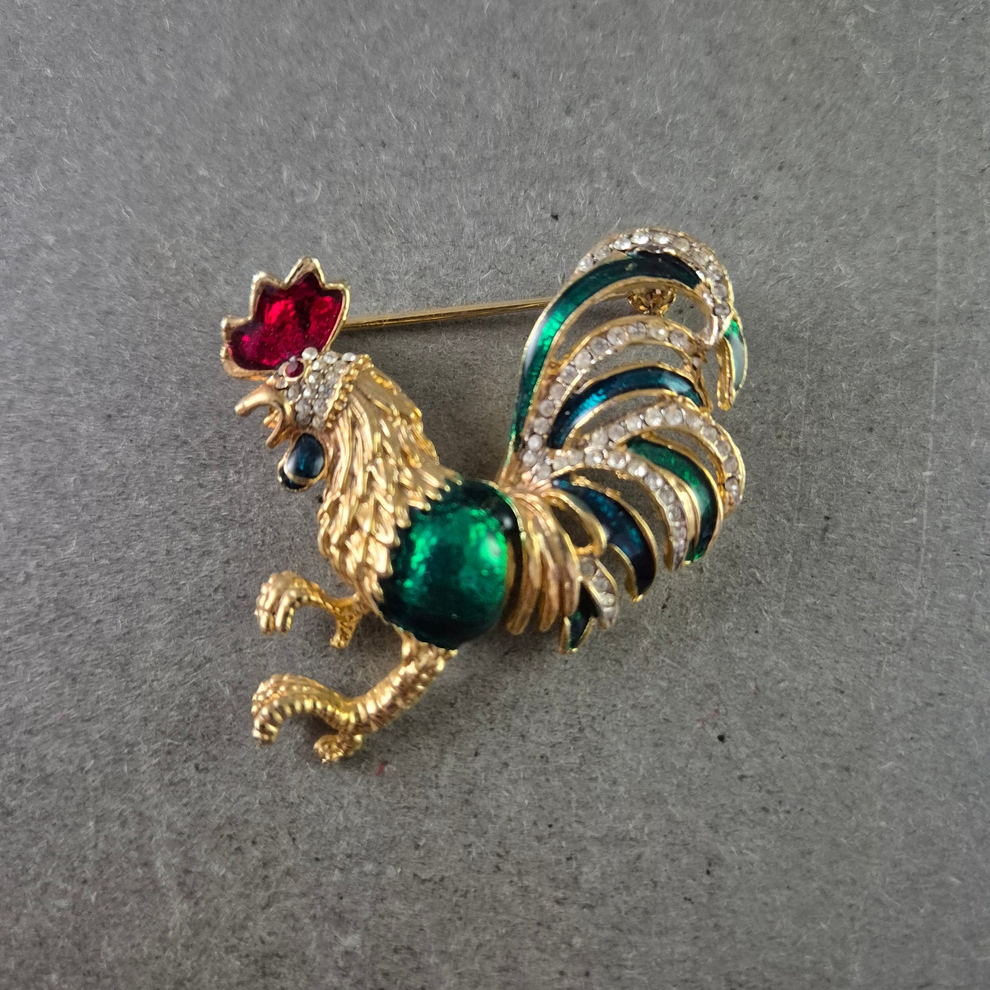 Goldfarbene Hahn-Brosche mit Strass und Emaille – Bunter Vintage-Stil