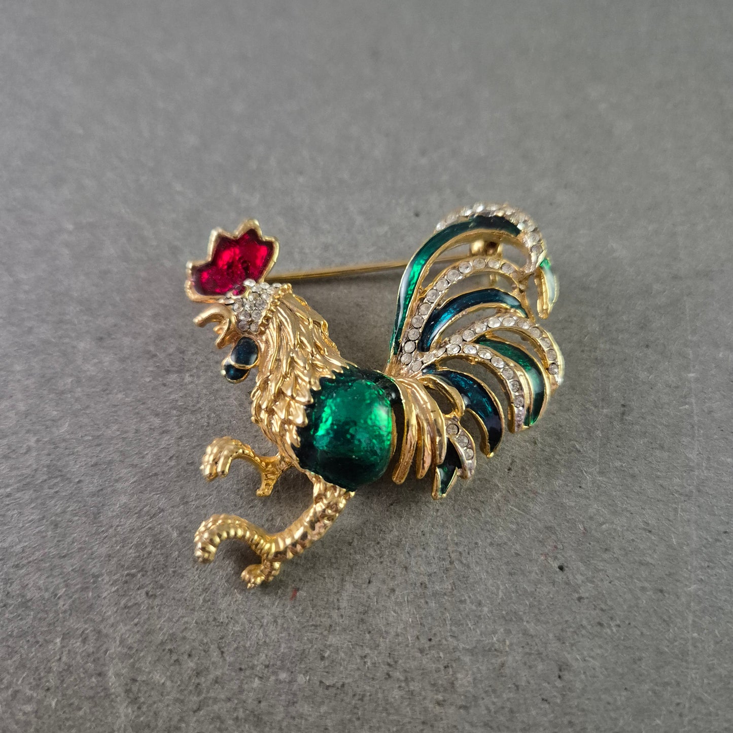 Goldfarbene Hahn-Brosche mit Strass und Emaille – Bunter Vintage-Stil