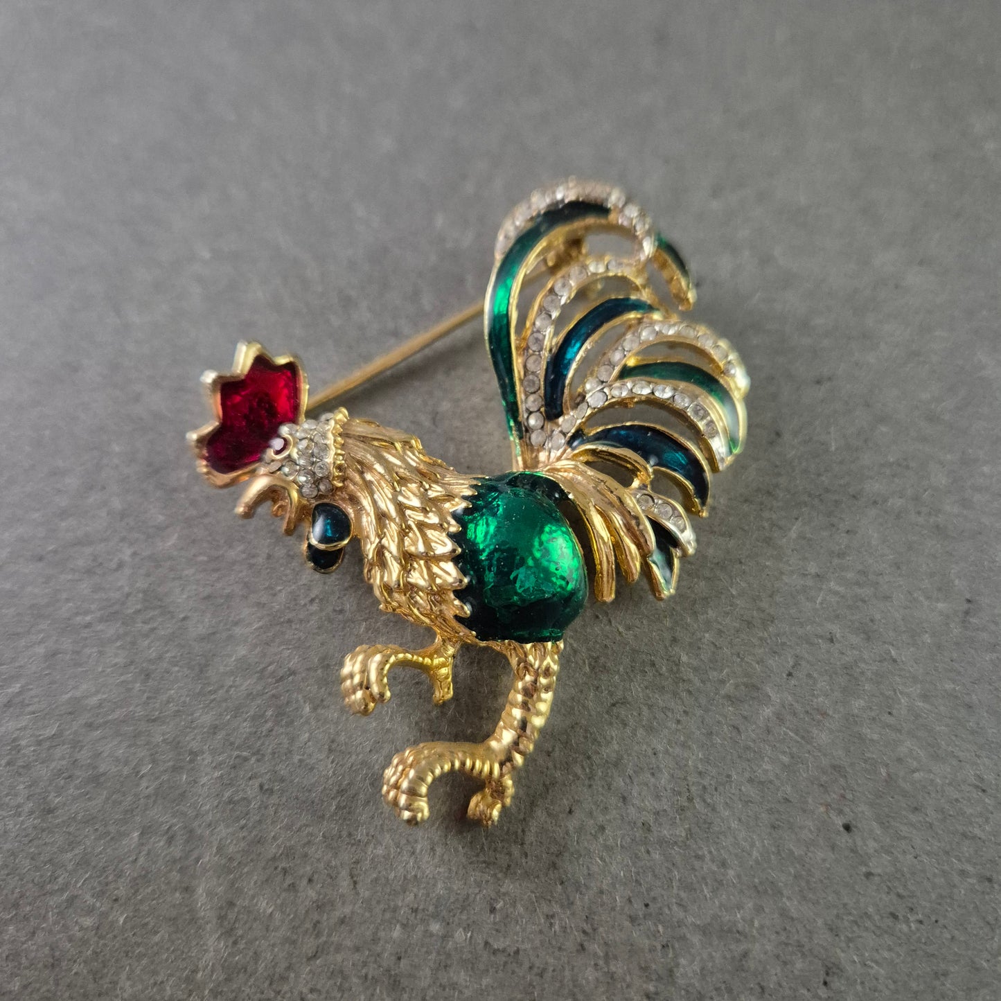 Goldfarbene Hahn-Brosche mit Strass und Emaille – Bunter Vintage-Stil