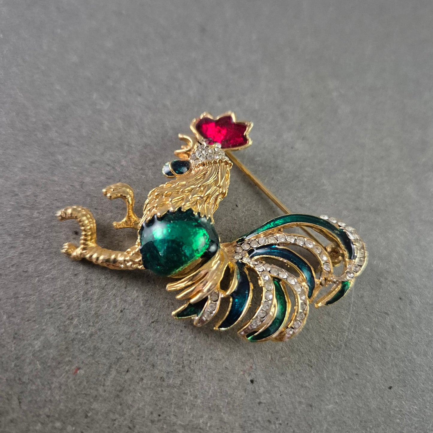 Goldfarbene Hahn-Brosche mit Strass und Emaille – Bunter Vintage-Stil