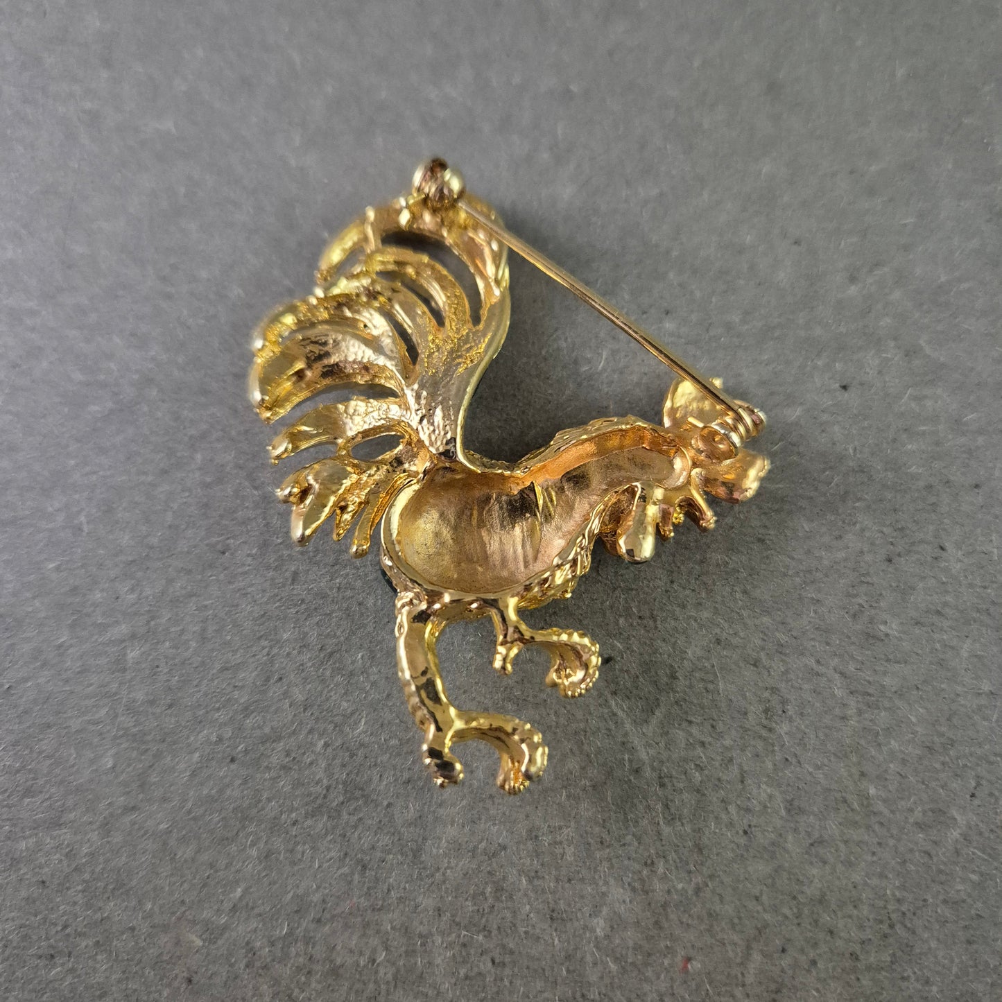 Goldfarbene Hahn-Brosche mit Strass und Emaille – Bunter Vintage-Stil