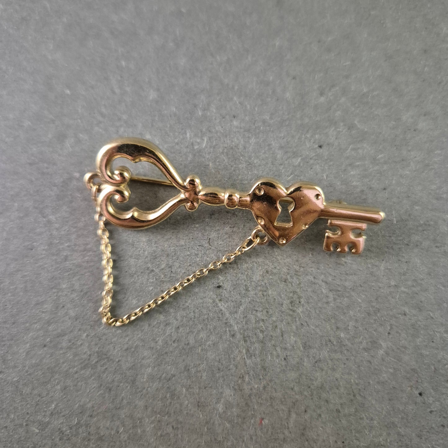 Romantische Brosche in Schlüsselform – Herzdesign mit goldfarbener Kette