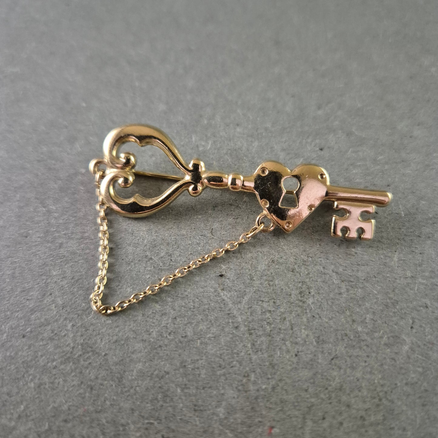 Romantische Brosche in Schlüsselform – Herzdesign mit goldfarbener Kette