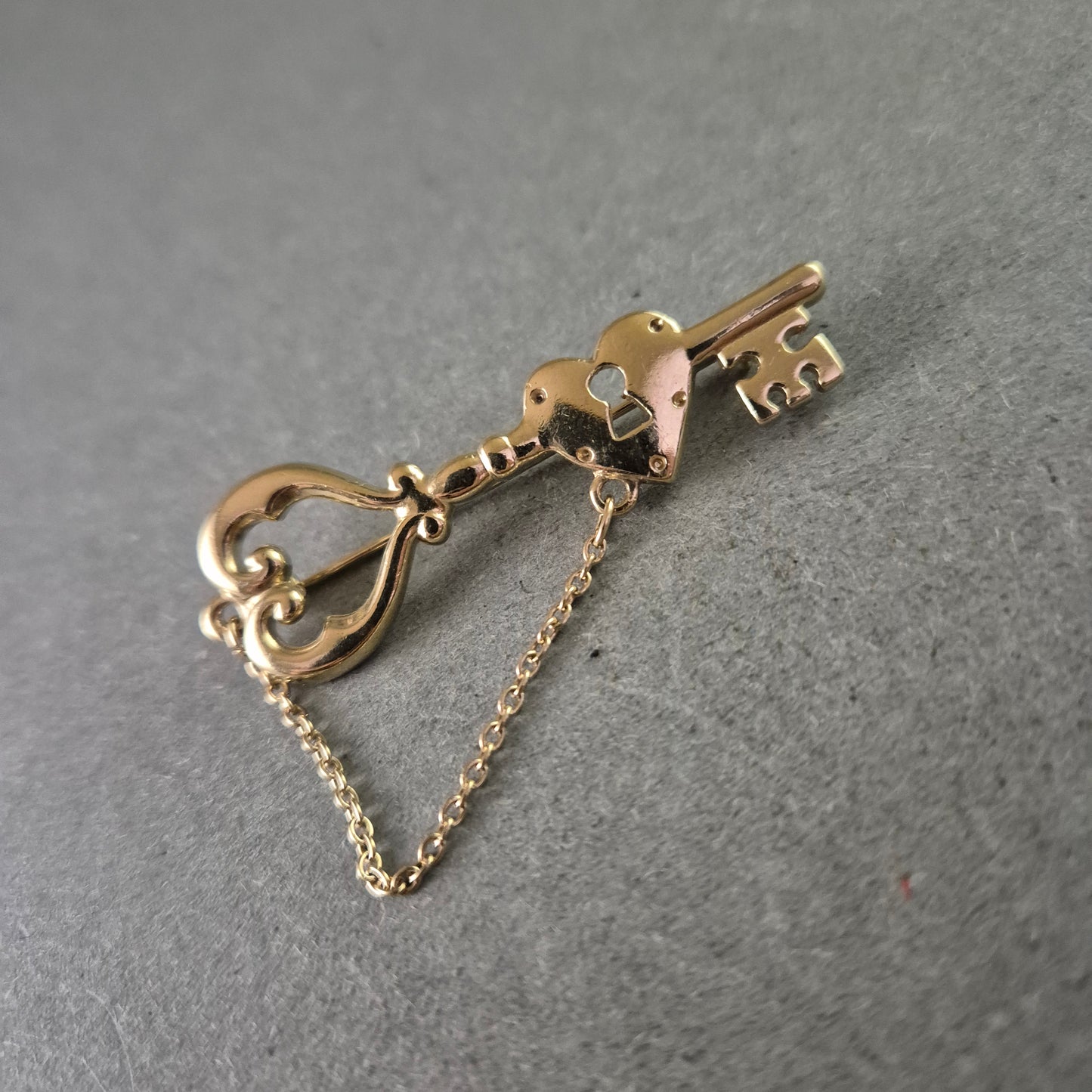 Romantische Brosche in Schlüsselform – Herzdesign mit goldfarbener Kette