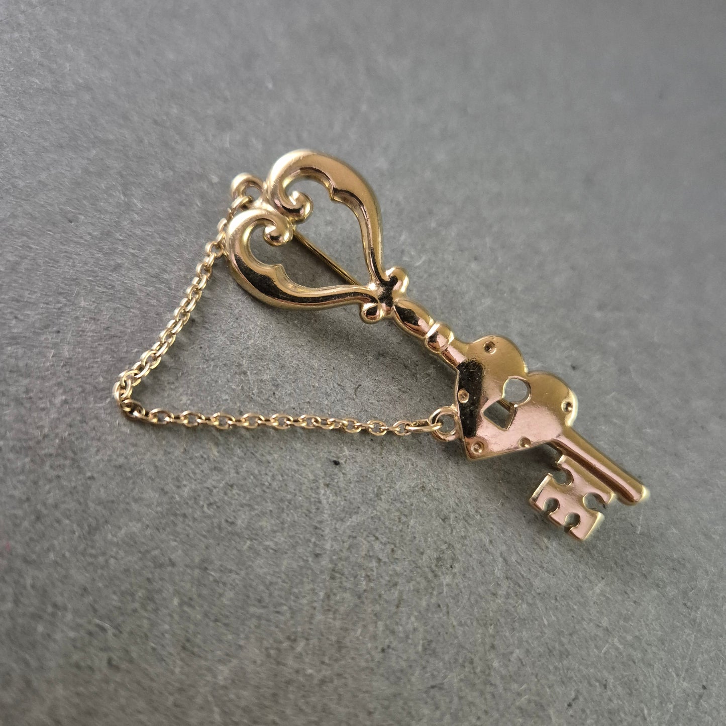 Romantische Brosche in Schlüsselform – Herzdesign mit goldfarbener Kette