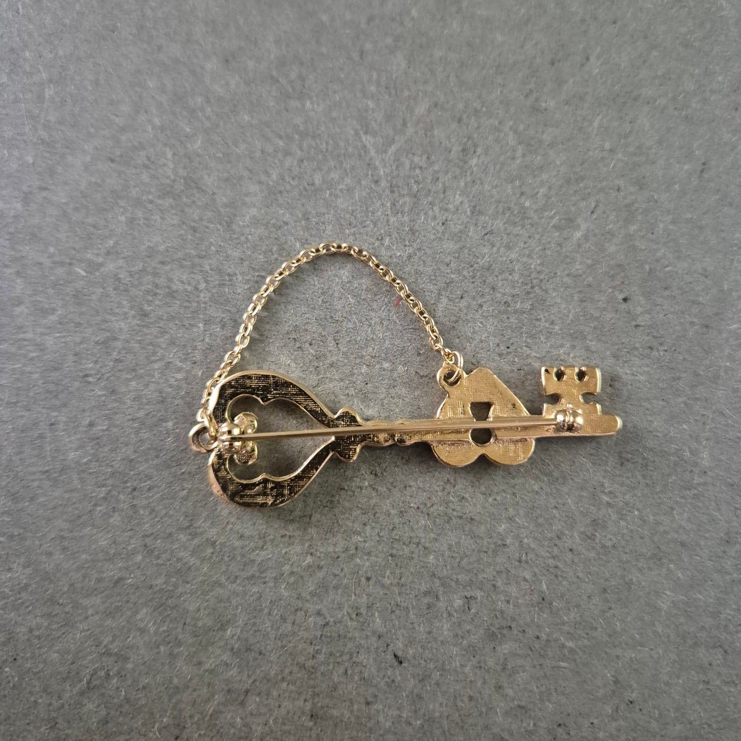 Romantische Brosche in Schlüsselform – Herzdesign mit goldfarbener Kette