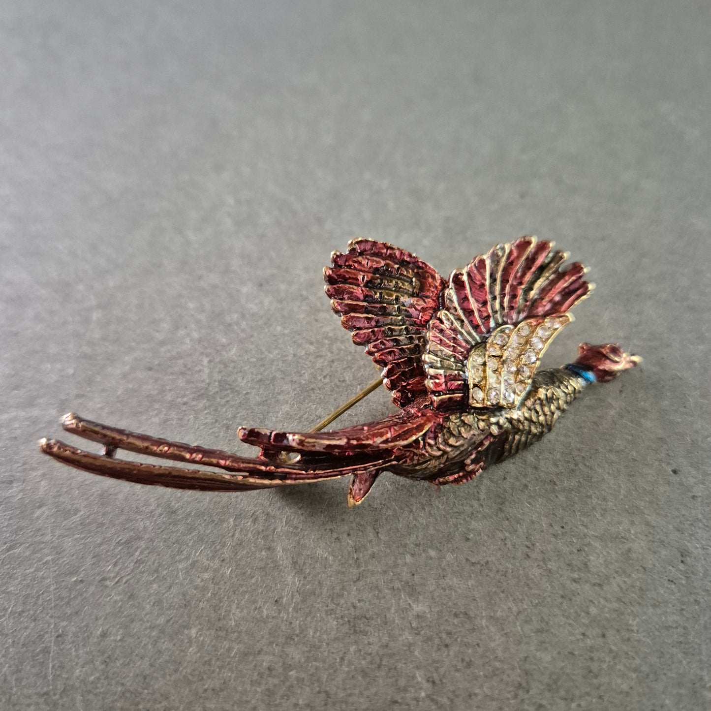 Fliegender Fasan als Brosche – Detailliertes Design mit Strassakzenten