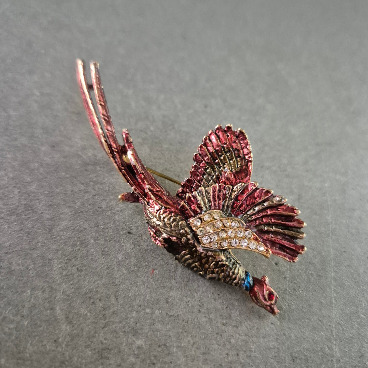 Fliegender Fasan als Brosche – Detailliertes Design mit Strassakzenten