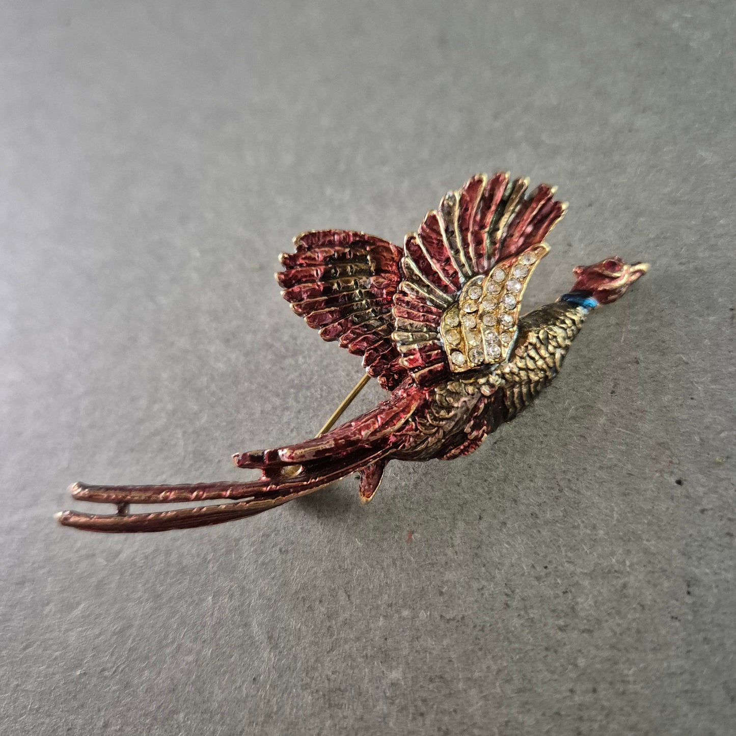 Fliegender Fasan als Brosche – Detailliertes Design mit Strassakzenten