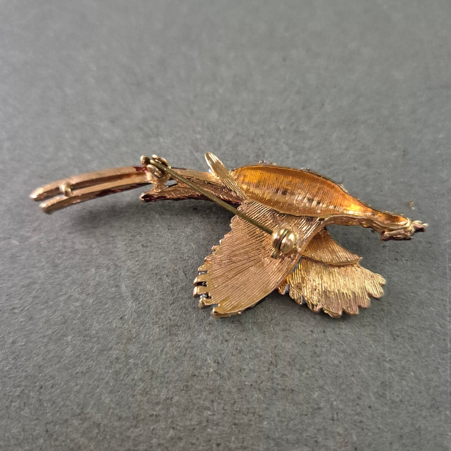 Fliegender Fasan als Brosche – Detailliertes Design mit Strassakzenten