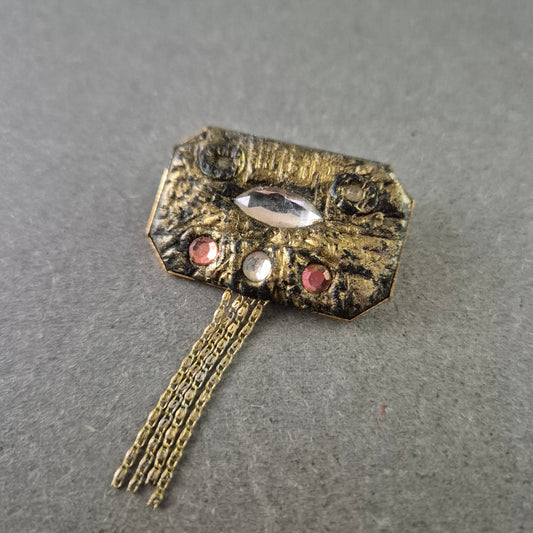 Antike Brosche mit Glaskristallen und Ketten – Rustikaler Charme