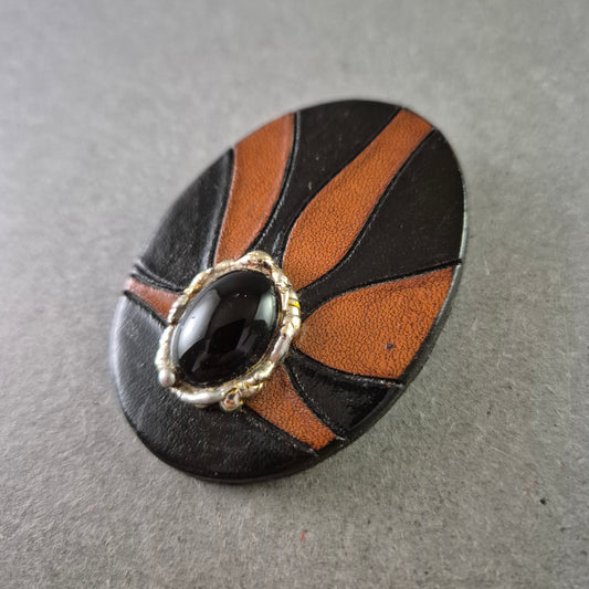 Ovalbrosche mit schwarzem Stein – Lederoptik in Braun-Schwarz