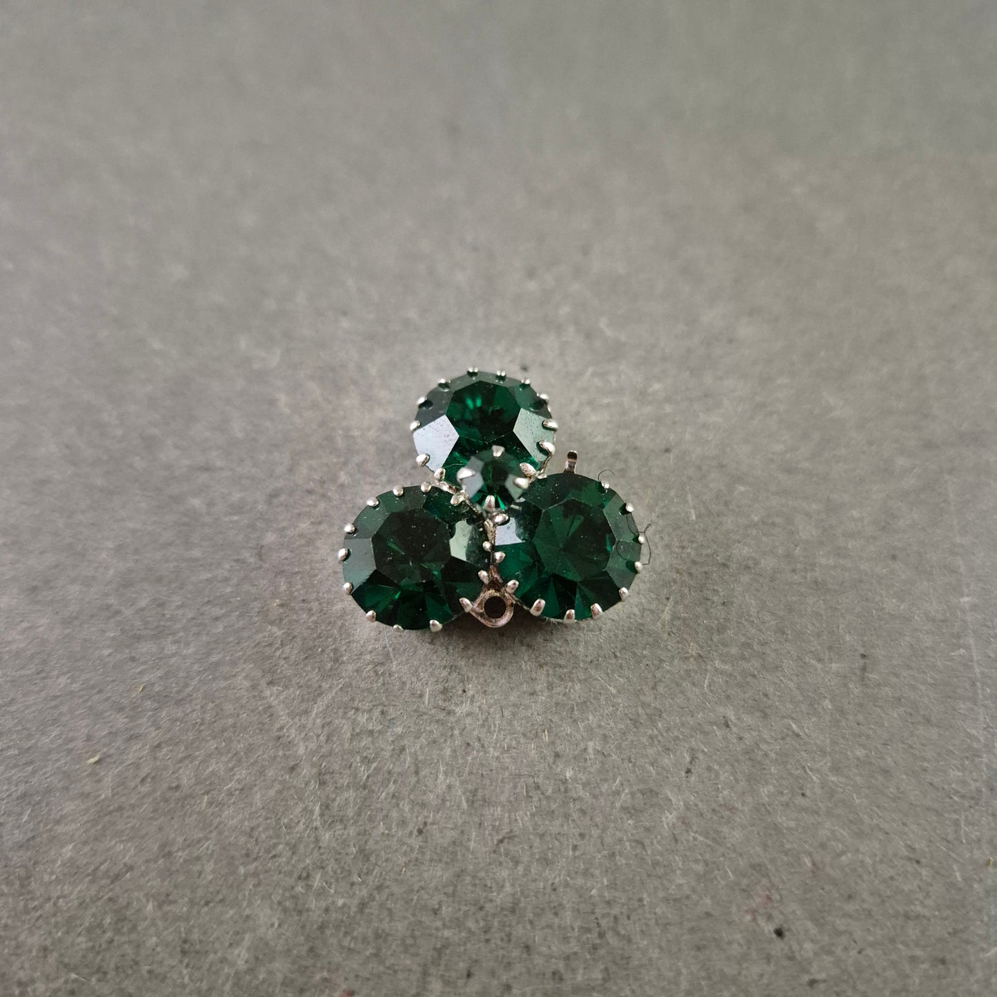 Anhänger mit drei grünen Strasssteinen – Funkelndes Vintage-Highlight