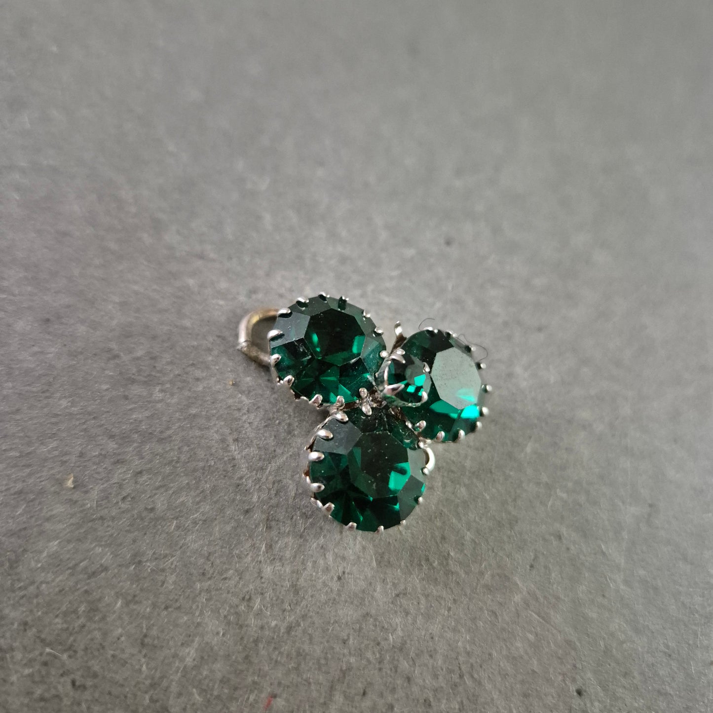 Anhänger mit drei grünen Strasssteinen – Funkelndes Vintage-Highlight