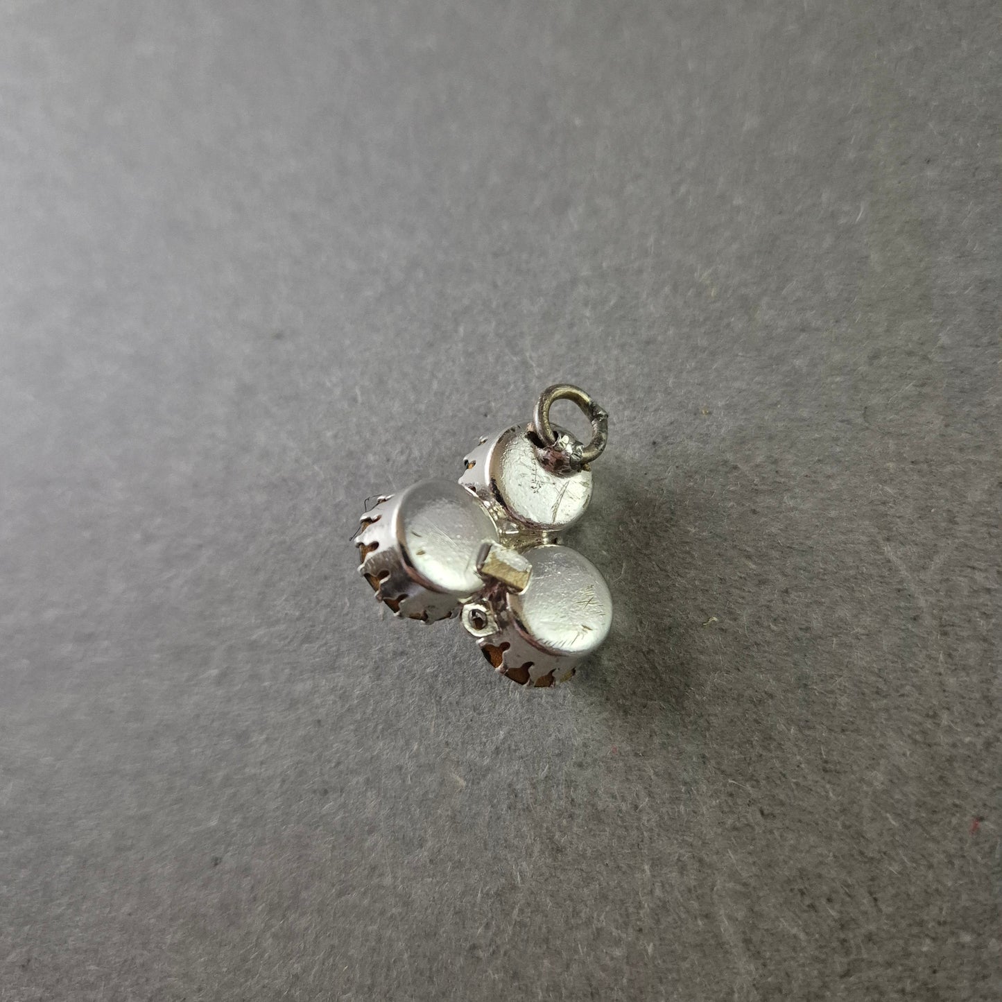 Anhänger mit drei grünen Strasssteinen – Funkelndes Vintage-Highlight