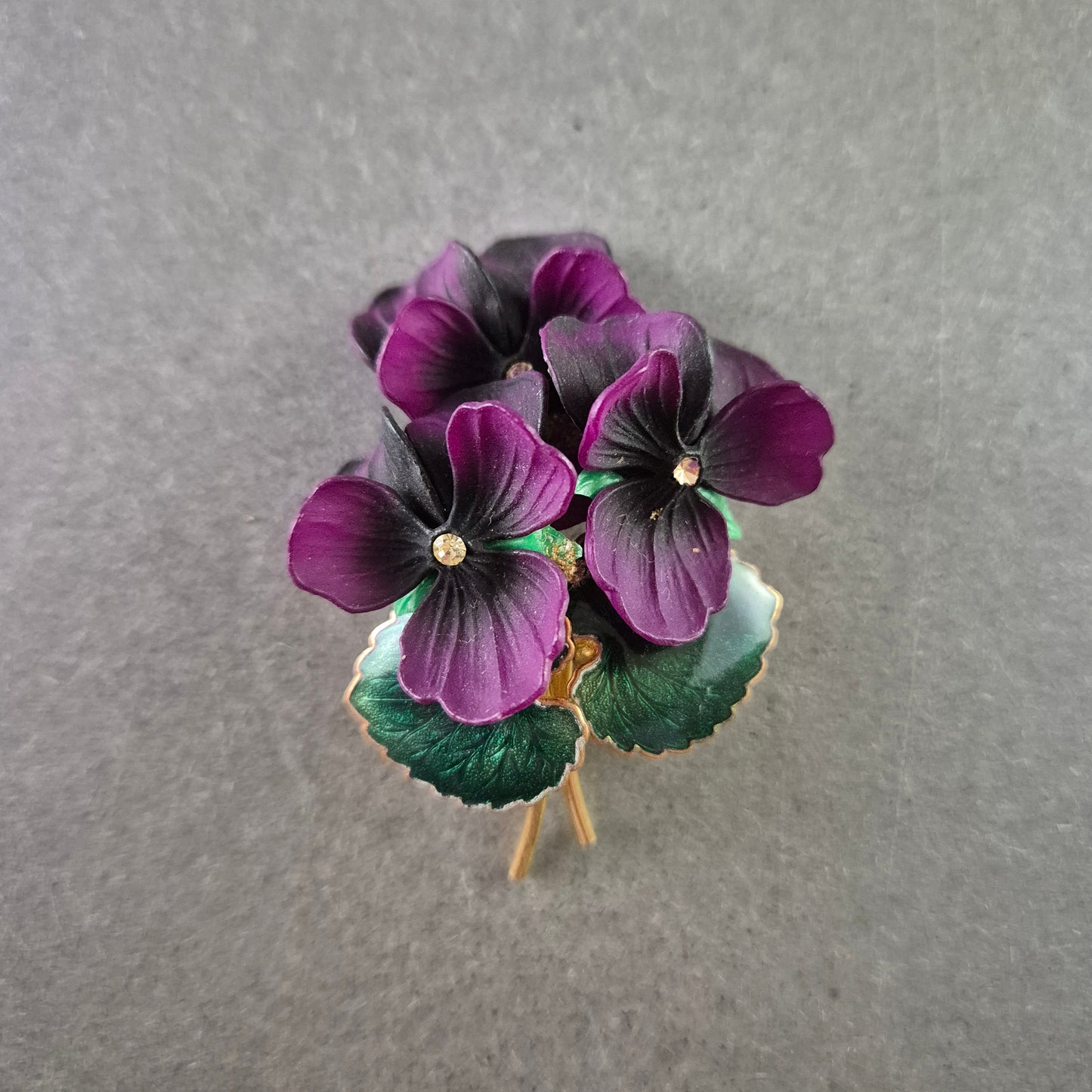 Brosche mit Veilchenmotiv – Lila Blumenpracht in 3D-Optik