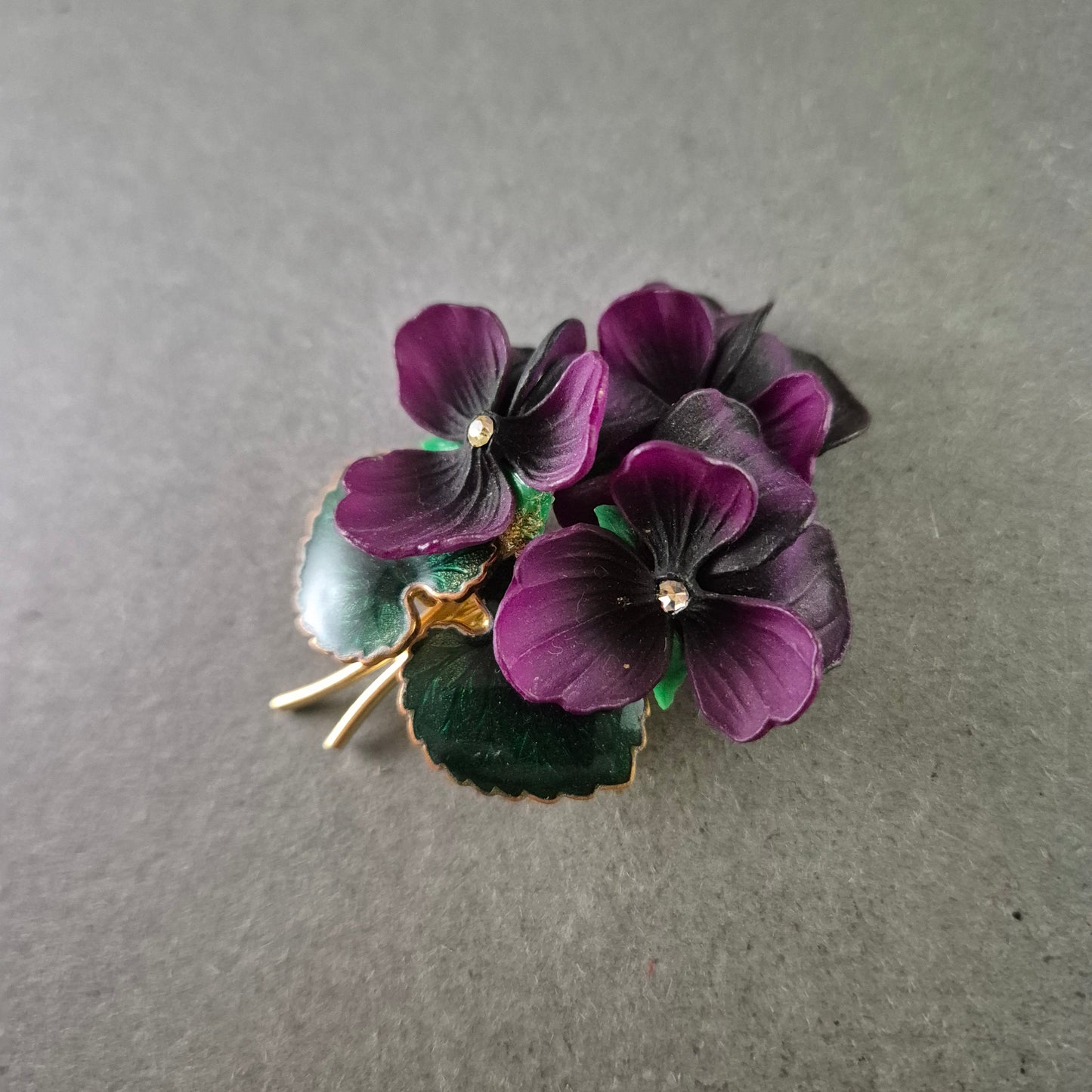 Brosche mit Veilchenmotiv – Lila Blumenpracht in 3D-Optik