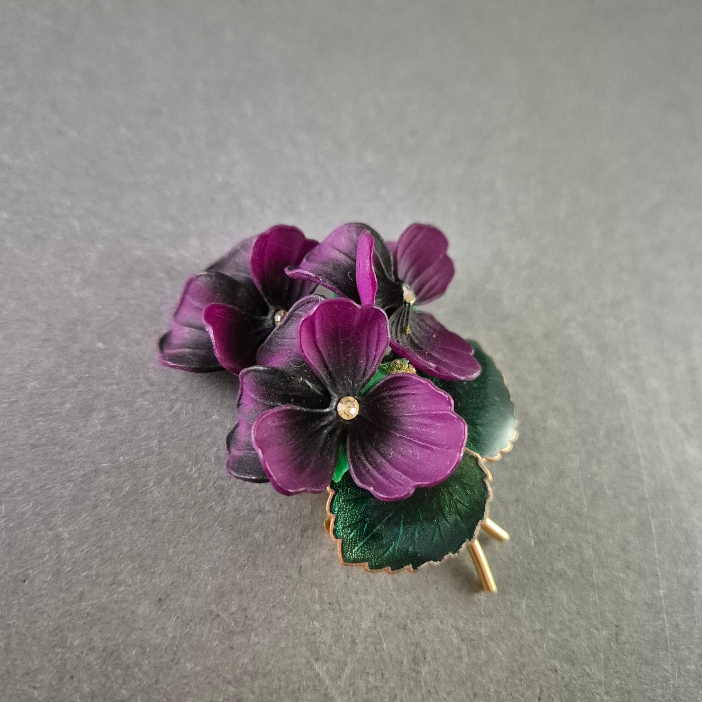 Brosche mit Veilchenmotiv – Lila Blumenpracht in 3D-Optik