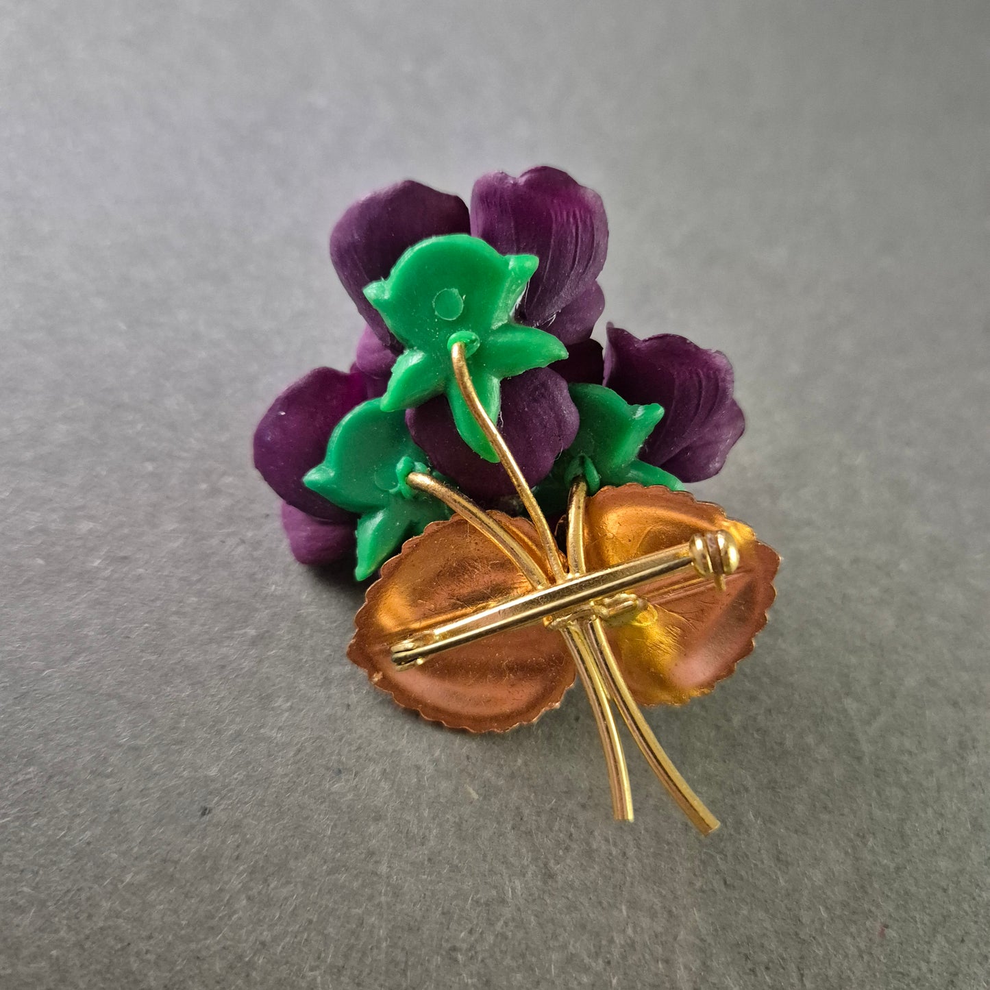 Brosche mit Veilchenmotiv – Lila Blumenpracht in 3D-Optik