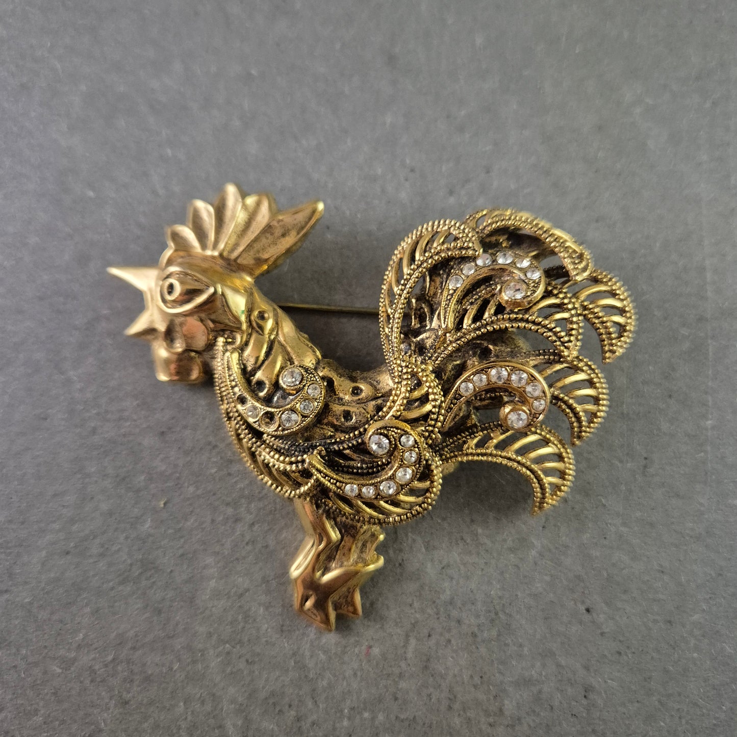 Vintage Hahn Brosche mit Strasssteinen – Filigrane Tierform im Retro-Stil