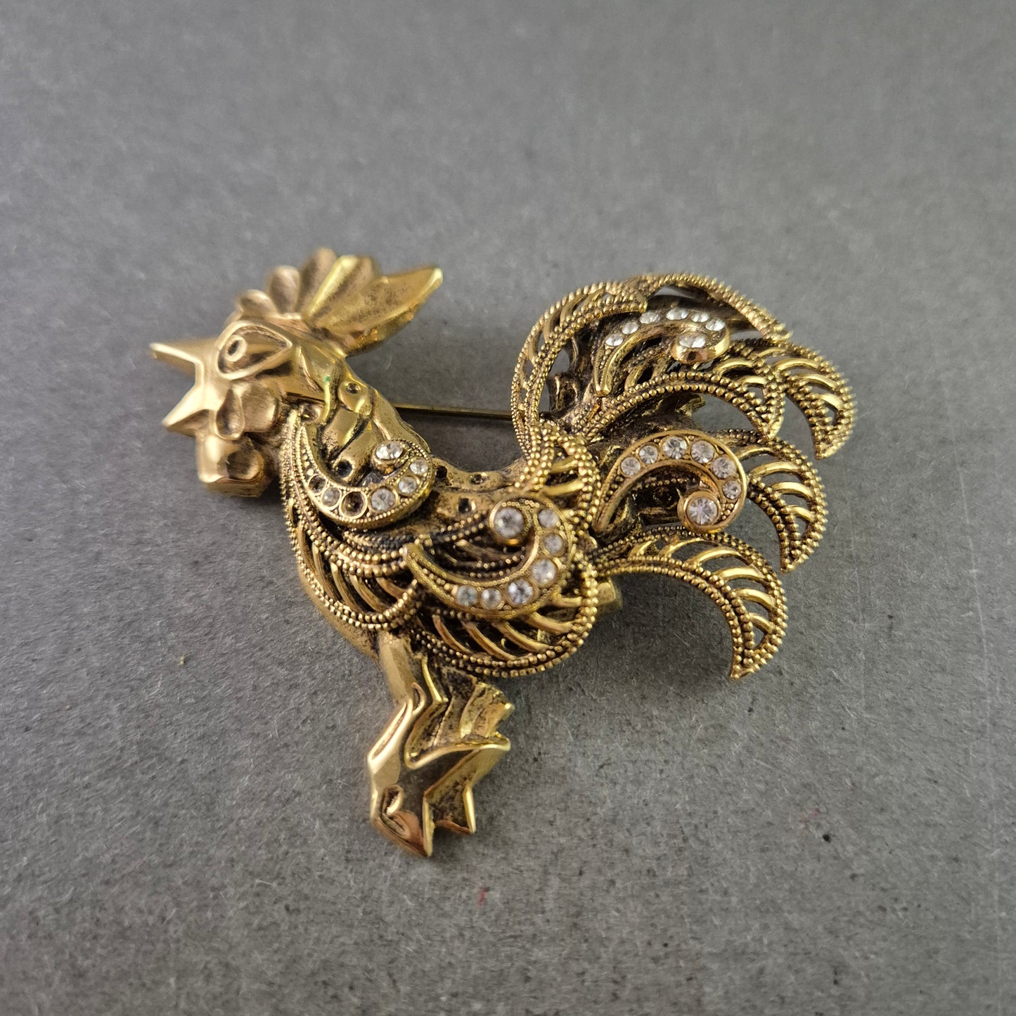 Vintage Hahn Brosche mit Strasssteinen – Filigrane Tierform im Retro-Stil