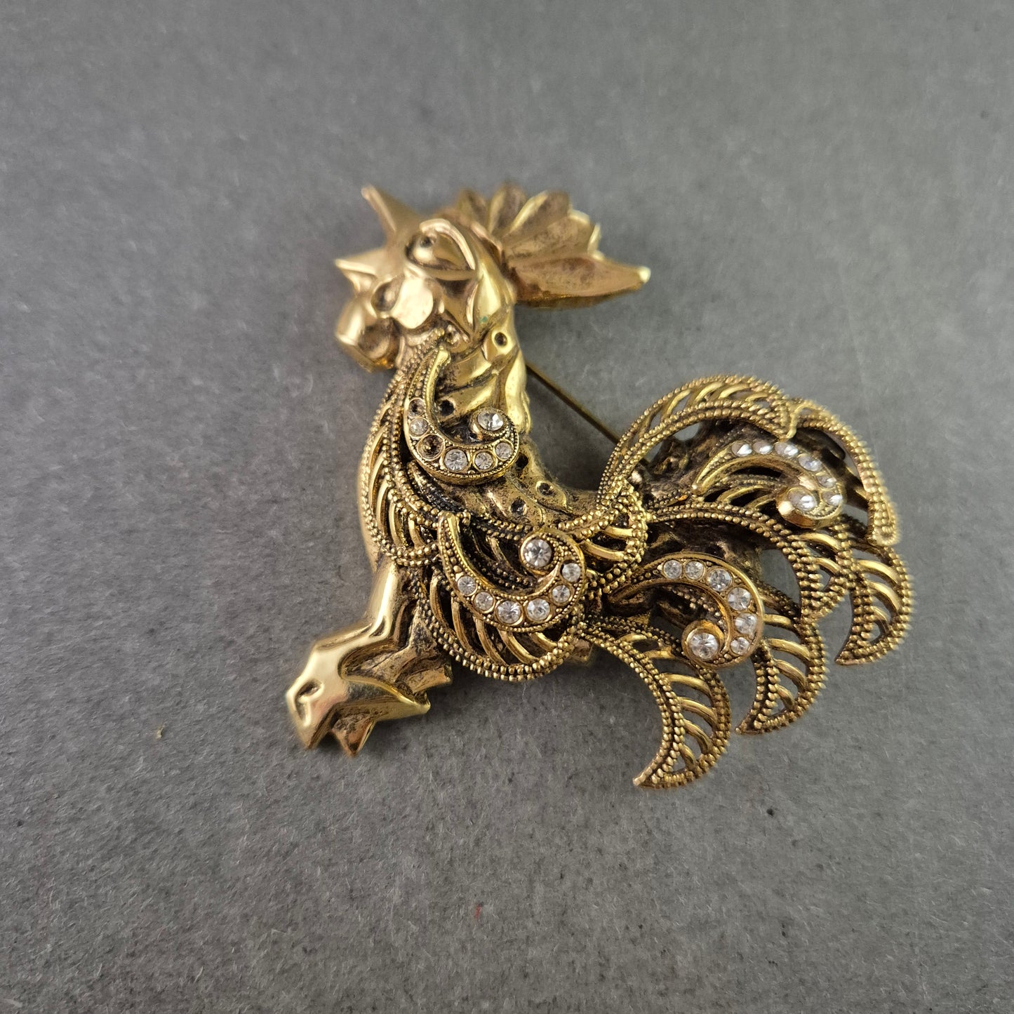 Vintage Hahn Brosche mit Strasssteinen – Filigrane Tierform im Retro-Stil