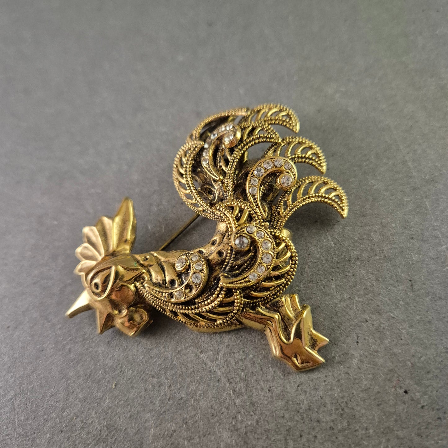 Vintage Hahn Brosche mit Strasssteinen – Filigrane Tierform im Retro-Stil