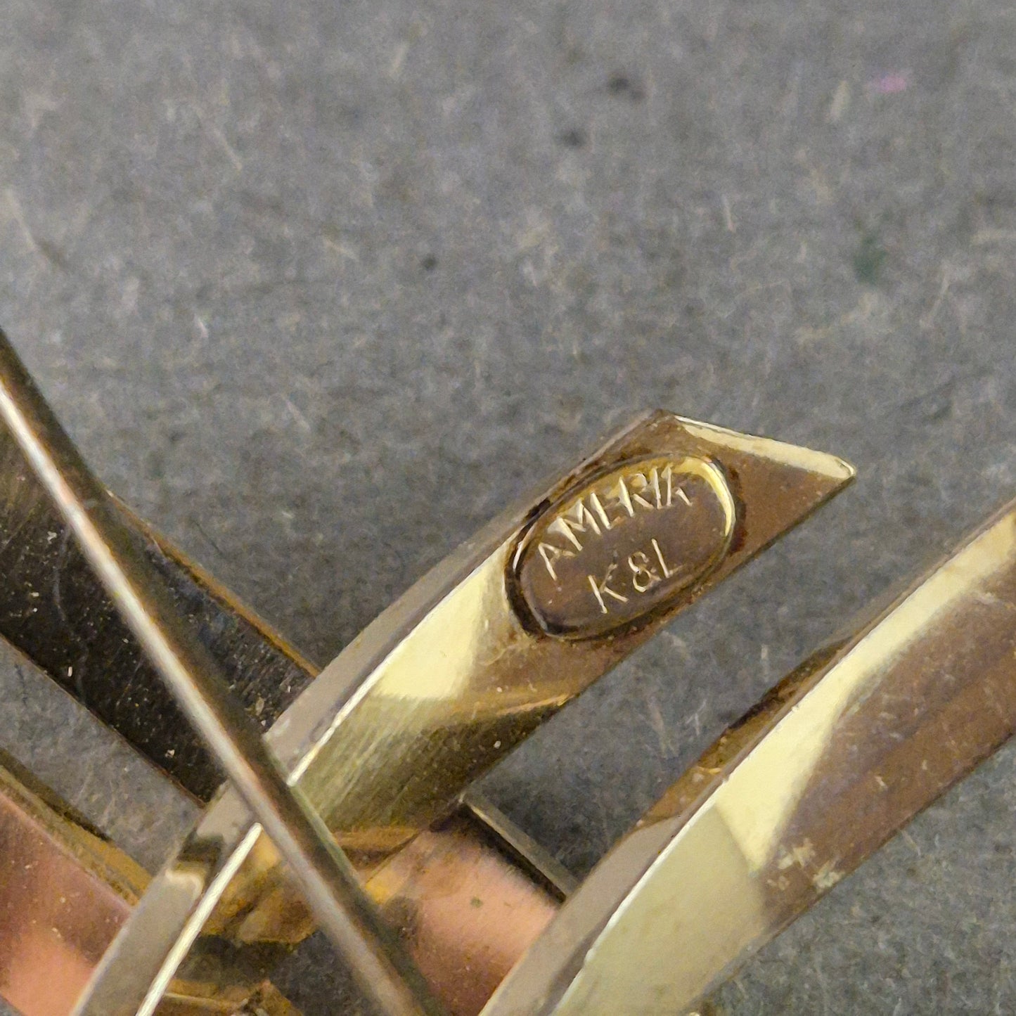 Vintage AMERIK K&L-Brosche – Eleganter Mid-Century Look in Goldoptik