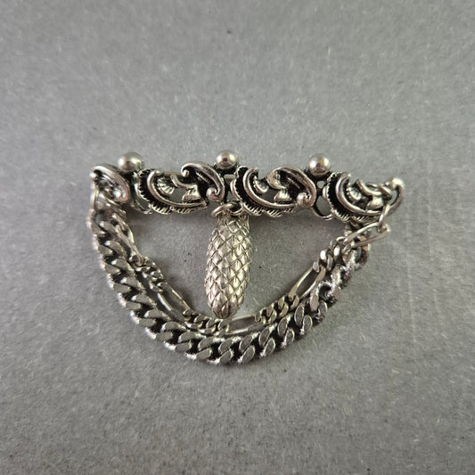 Silberfarbene Vintage-Brosche mit Ketten und Zapfenanhänger